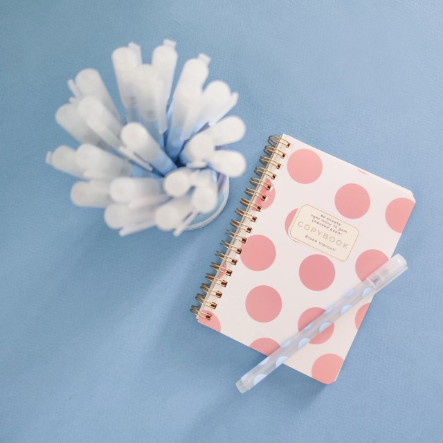 Ручка гелевая синяя BV UniWrite. Light blue polka dots 0,5мм Превью 1