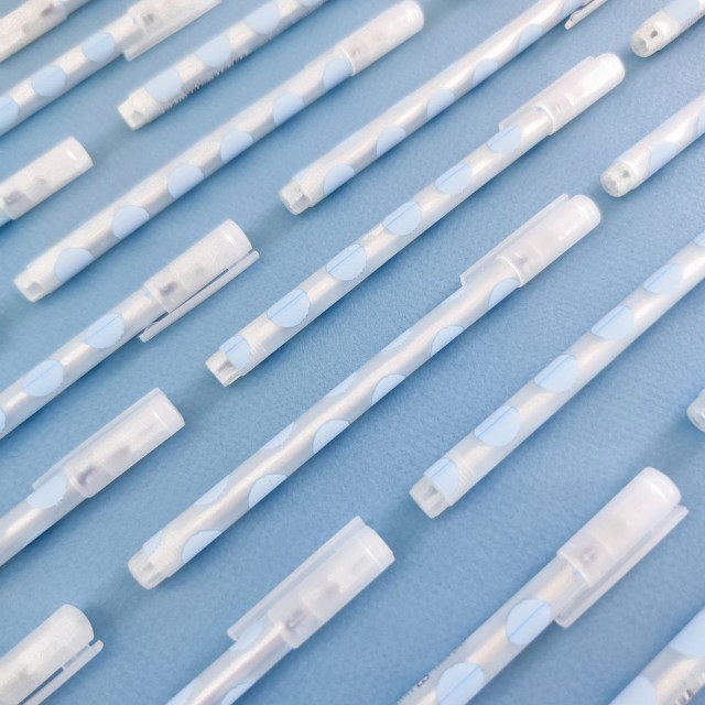 Ручка гелевая синяя BV UniWrite. Light blue polka dots 0,5мм Превью 3